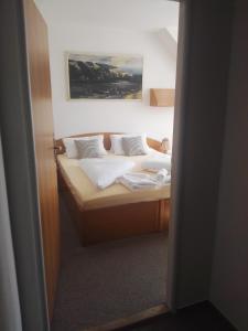 Letto o letti in una camera di Hotel Jestřábí