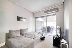 Televízia a/alebo spoločenská miestnosť v ubytovaní Elea Athens Apartment
