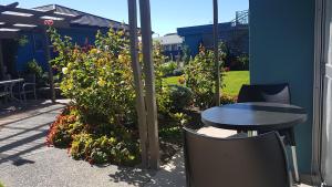 Ein Garten an der Unterkunft Taylors Motel