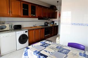 Estrelinha GuestHouse tesisinde mutfak veya mini mutfak