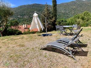 stół i krzesła oraz namiot na polu w obiekcie T2 Moderne avec jardin w mieście Rayol-Canadel-sur-Mer