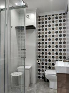 een badkamer met een toilet en een glazen douche bij Bonito apartamento in Torre del Mar