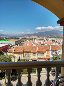 een balkon met uitzicht op de stad bij Bonito apartamento in Torre del Mar
