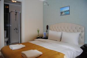 Кровать или кровати в номере Lotus Hotel