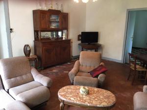 ein Wohnzimmer mit Stühlen, einem Tisch und einem TV in der Unterkunft berdoulet in Bétracq