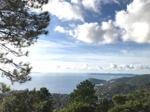 a view of the ocean from a mountain at T2 Moderne avec jardin in Rayol-Canadel-sur-Mer
