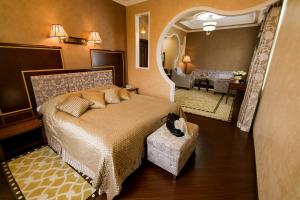 un dormitorio con una cama con un gato sentado en ella en AllureInn Hotel and Spa en Chernivtsi