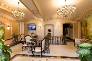 uma sala de estar com lustres e uma mesa e cadeiras em AllureInn Hotel and Spa em Chernivtsi