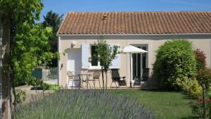 Κήπος έξω από το Les Lavandes