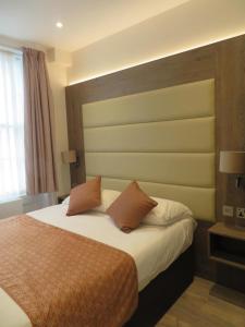 Postel nebo postele na pokoji v ubytování Glendale Hyde Park Hotel