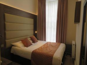 Postel nebo postele na pokoji v ubytování Glendale Hyde Park Hotel