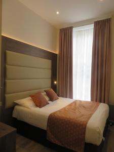 Postel nebo postele na pokoji v ubytování Glendale Hyde Park Hotel