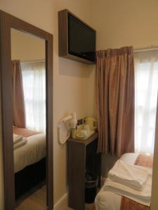 Postel nebo postele na pokoji v ubytování Glendale Hyde Park Hotel