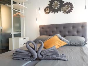 2 cygnes de serviettes assises sur un lit dans une chambre dans l'établissement Deluxe Apartments Santa Lucia, à Zadar