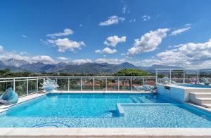 una piscina con vista sulle montagne di Hotel Residence Villa Marzia a Marina di Pietrasanta