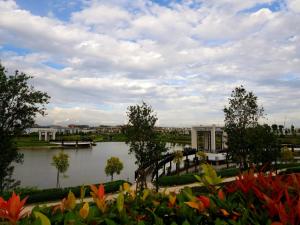 Výhled na řeku, která protéká v blízkosti apartmánu