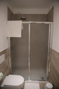 La salle de bains est pourvue d'une douche, de toilettes et d'une lampe. dans l'établissement B&b Antigua, à Altamura