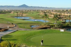 Ein Mann steht auf einem Golfplatz in der Unterkunft The Oasis in Fuente Alamo