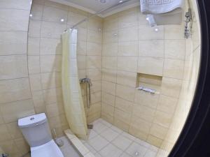 Um banheiro em Hotel Katrin