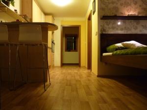 Rúm í herbergi á Apartmá Krkonoše
