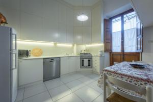 Køkken eller tekøkken på Mamo Florence - The Suite Dome Apartment