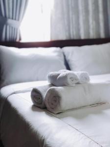 Un pat sau paturi într-o cameră la VIỆT Hostel