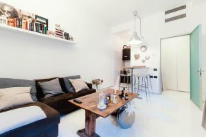 uma sala de estar com um sofá e uma mesa em Giovio Loft - The House Of Travelers em Como
