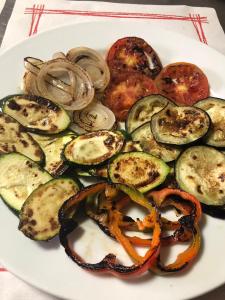 un plato de comida con verduras en una mesa en Hostal Restaurante Taibilla, en Nerpio