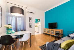 Televízia a/alebo spoločenská miestnosť v ubytovaní In Flow apartment