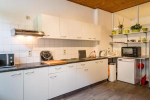 Kuchyň nebo kuchyňský kout v ubytování Le Gîte de Catherine + 12 fotografií