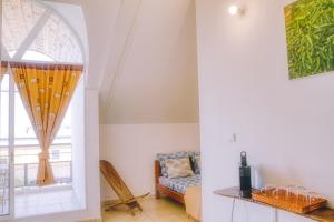- un salon avec une fenêtre et un canapé dans l'établissement BakKasab St Gilles, à Saint-Gilles les Bains