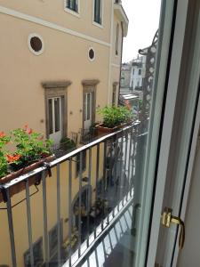 A balcony or terrace at Hotel Antica Repubblica in Amalfi center at 100mt from the sea with payment parking