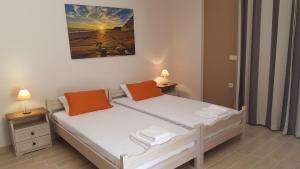 A bed or beds in a room at Loggos view apartments