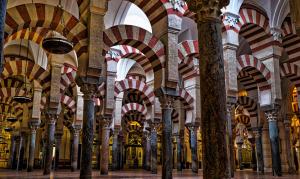 an image of a cathedral with columns and domed ceilings at 2.1 Apartamentos Arguiñan in Córdoba