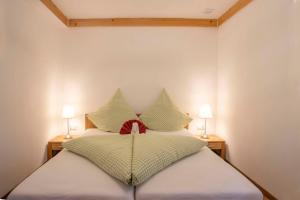 1 dormitorio con 1 cama con 2 lámparas en ambos lados en Ferienwohnungen Karwendelbahn, en Mittenwald