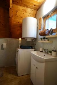 Bathroom sa Nadi's Holiday Home – Heart of Woods, Szentendre Island