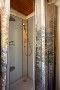 Bathroom sa Nadi's Holiday Home – Heart of Woods, Szentendre Island