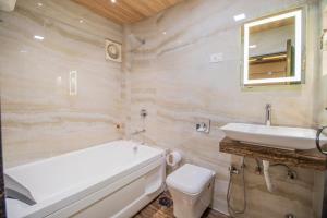 Koupelna v ubytování Onn Shelter Inn + 37 fotografií