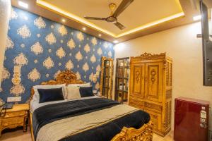 una camera con letto e parete blu di Onn Shelter Inn a Mumbai