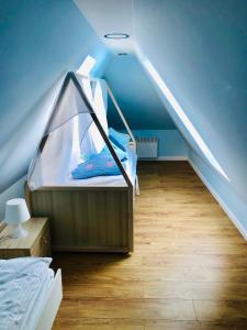pokój z łóżkiem z namiotem w obiekcie Apartamenty Platinum w Łukęcinie +37 zdjęć