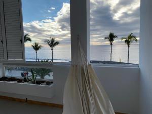 Habitación con vistas al océano y a las palmeras. en apartamento Augusto, en Los Llanos de Aridane