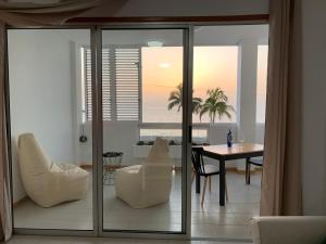 Una sala de estar con vista al mar. en apartamento Augusto, en Los Llanos de Aridane 2 fotos más