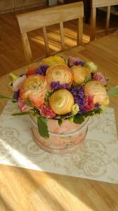 un ramo de flores en un jarrón sobre una mesa en Concert Hall, en Liepāja