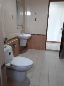 Kylpyhuone majoituspaikassa Uncle House Krabi