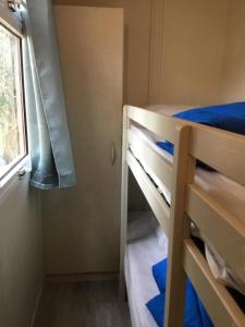 Palanda nebo palandy na pokoji v ubytování Camping du Soleil