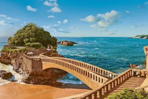 een brug over een strand met de oceaan bij Gascogne, Studio confortable- centre-ville- 5 min de la plage - Wifi in Biarritz