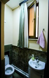 Kopalnica v nastanitvi MGA Hostel & Tours