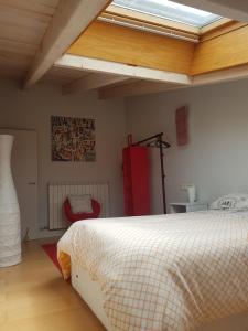 a bedroom with a bed and a skylight at Apartmento Castillo de Arguedas in Arguedas