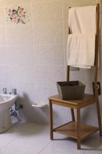 uma casa de banho com uma cadeira de madeira e um lavatório em Pavì Delle 5 Terre em Vernazza