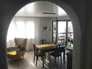 ein Wohnzimmer mit Esstisch und Stühlen in der Unterkunft Sonnastuba in Wildhaus